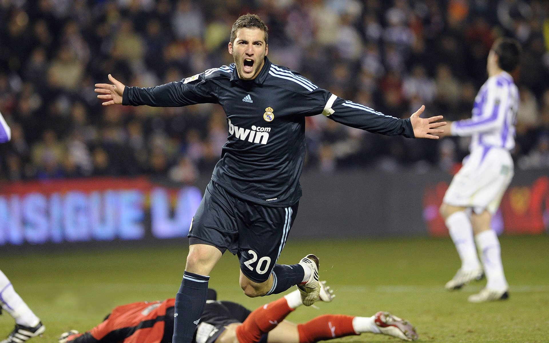 中国队后卫吉梅内斯在巴黎奥运会上表现出色，吉梅内斯哭